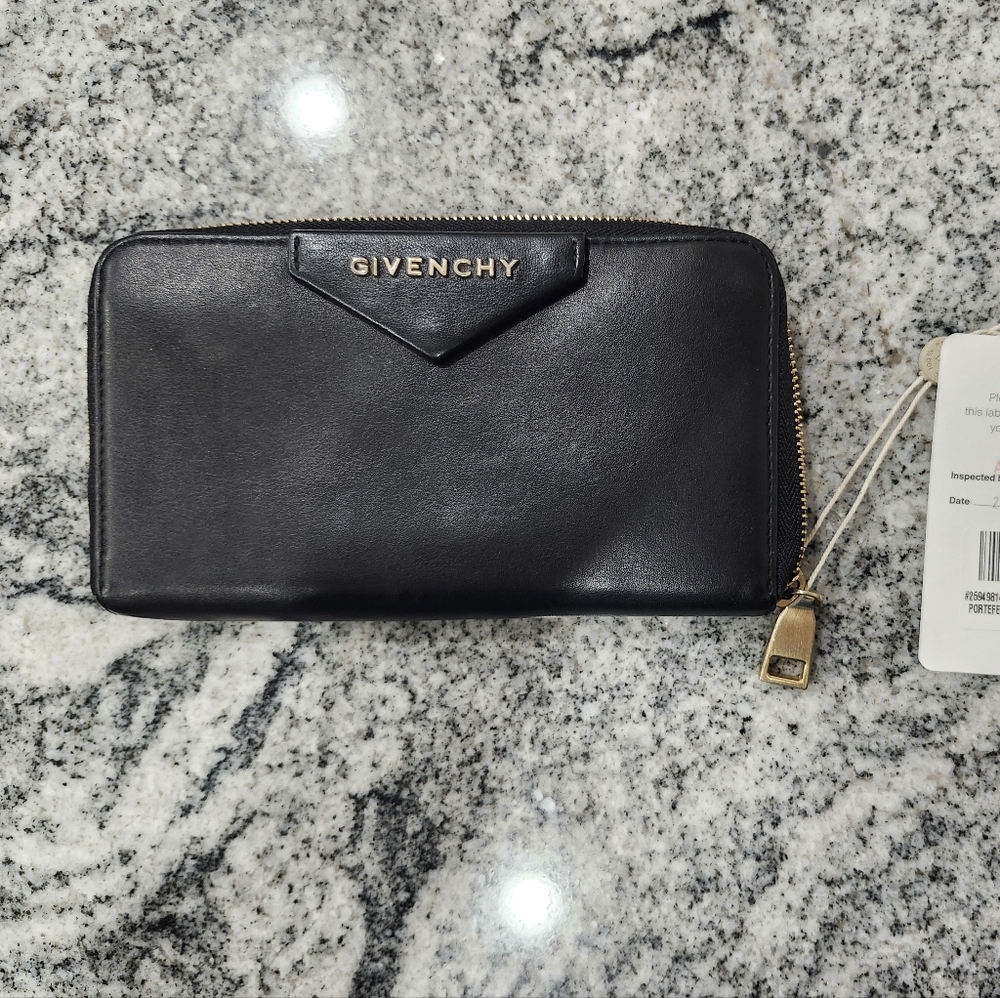 Givenchy wallet -antigona look